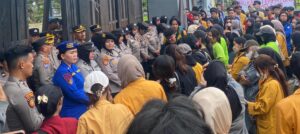 Ratusan mahasiswa dari berbagai perguruan tinggi di Samarinda menggelar aksi protes di depan Kantor DPRD Kaltim