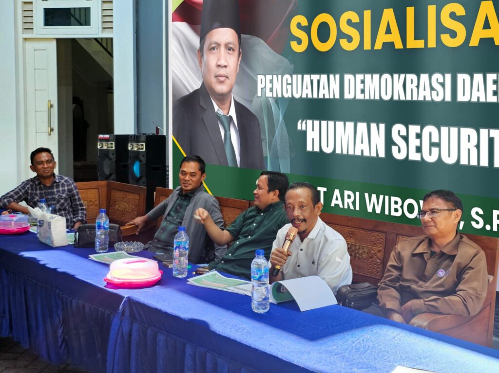 Selamat ari wibowo saat melakukan sosialisasi.
