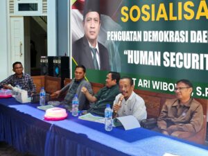 Selamat ari wibowo saat melakukan sosialisasi.