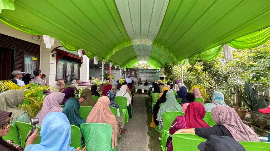 Anggota DPRD Kaltim Damayanti, S.Pd., saat menyampaikan materi Sosialisasi Perda tentang Penyelenggaraan Pendidikan Pancasila dan Wawasan Kebangsaan di Kelurahan Gunung Samarinda, Balikpapan Utara, 7 Februari 2026.